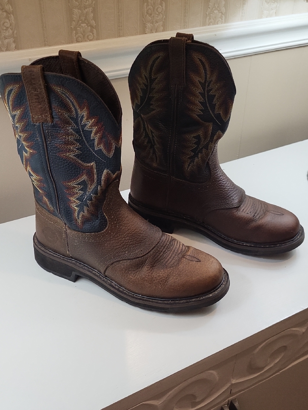 MEN'S JUSTINBOOTS, EMBROIDERED, NAVY, YELLOW AND BURGUNDY, SIZE 10.5